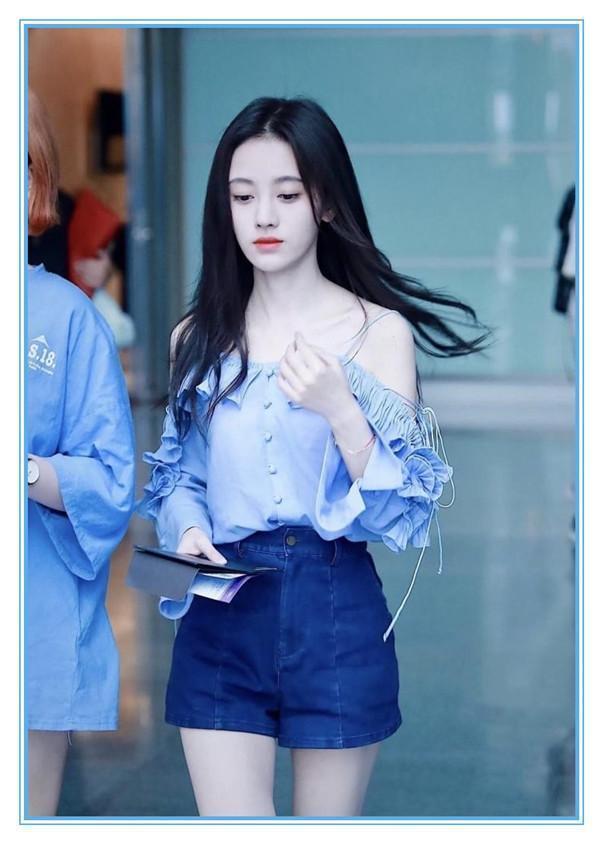 本以为穿吊带装的周冬雨够清纯了，可看到鞠婧祎，我瞬间沉默了！