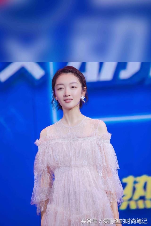 周冬雨为显腿长快将裙子拉到胸口了,穿15公分高跟鞋双腿都站不直