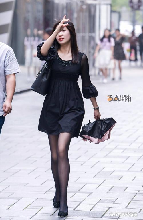 街头勾魂黑丝长腿靓丽出行，不愧为北京大都市