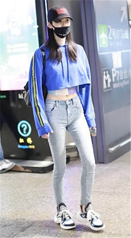 奚梦瑶又上国际杂志了，为了抢镜还掀开了裙子，网友:真够心机!