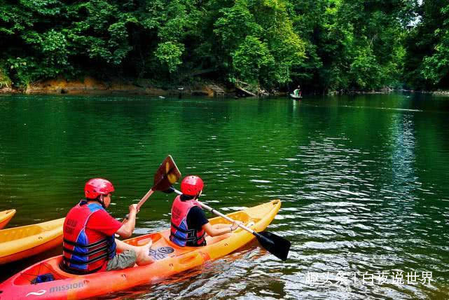 海洋“鱼疗”，水潭底部连接大海，一不小心会被鲨鱼吃掉！