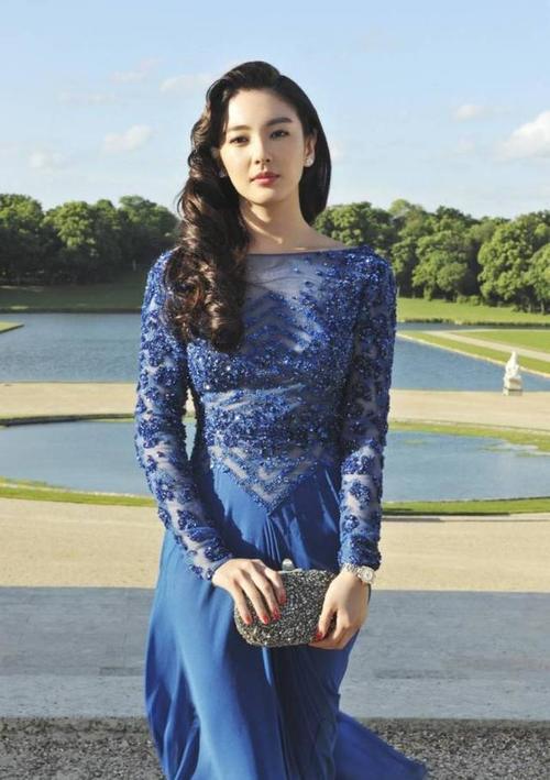 张雨绮可攻可甜，白色礼裙格纹西装统统hold住，网友：仙女本仙！