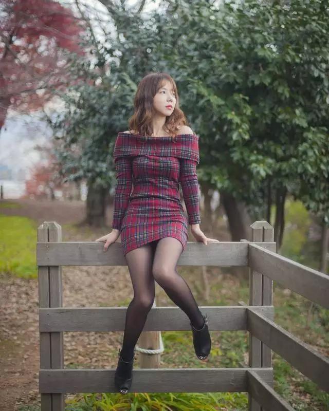 户外青涩的小姐姐穿上黑丝袜，这么穿合适吗?