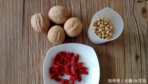  [褐色]它是“天然美白水”，坚持喝一月，早晚一杯，皮肤好到人人夸！