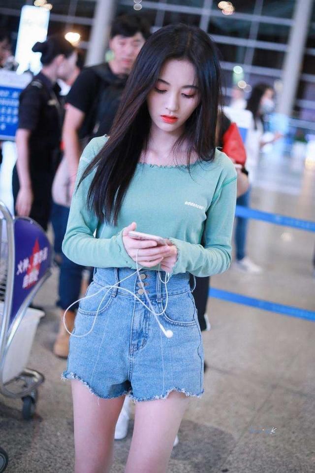 鞠婧祎衣品开挂，T恤盖住短裤现身，159愣是秀出1米8大长腿