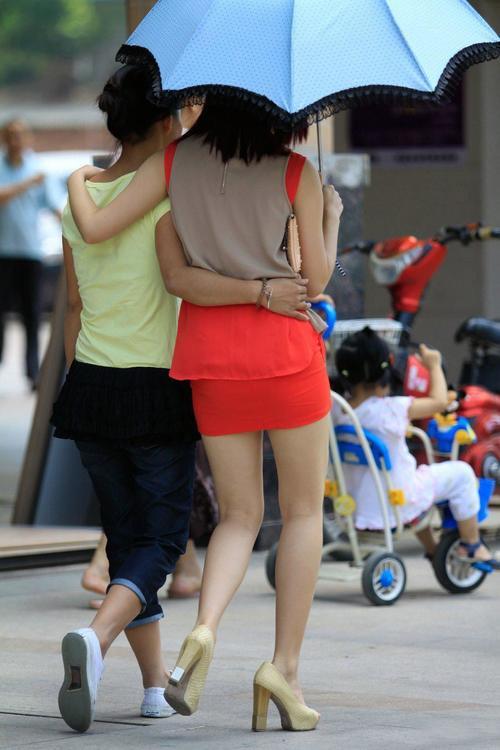 街拍：粉红色紧身短裙靓丽美女，洁白笔直的双腿让人无比着迷