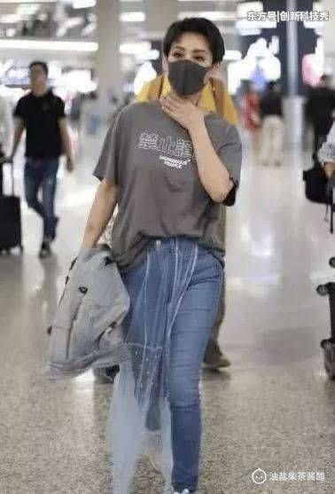 宁静穿套纱牛仔裤现身机场，网友:美归美，没个好身材还真不敢穿
