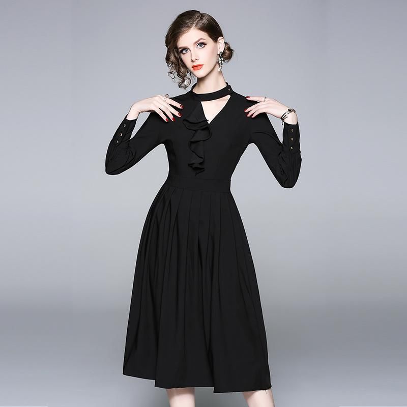 50岁小姨打扮起来真漂亮，如此优雅的秋裙，看上去年轻不少