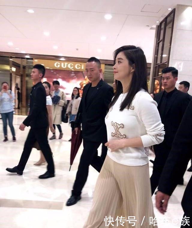 蒋欣为了遮住那2斤大白肉，居然穿成这样 网友：真是费尽心机啊