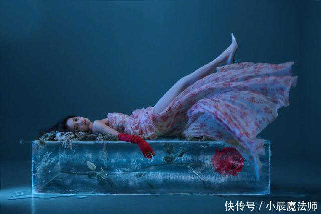  「适合」baby的冰美人封面出炉，一袭红裙衬盛世美颜，无表情真的很适合她