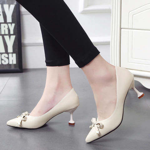 老婆从不穿高跟鞋,这次我给买了两双高跟单鞋,哇穿上太有女人味