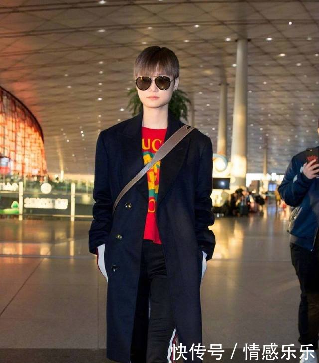 李宇春太胆大！这么大胆的开衩裙也敢穿出门一般人穿绝对丑哭了