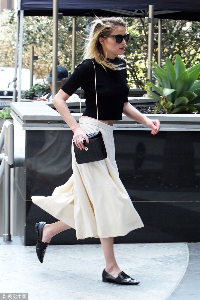 德普前妻艾梅柏希尔德没穿内衣露小蛮腰 时髦“黑白配”一路小跑