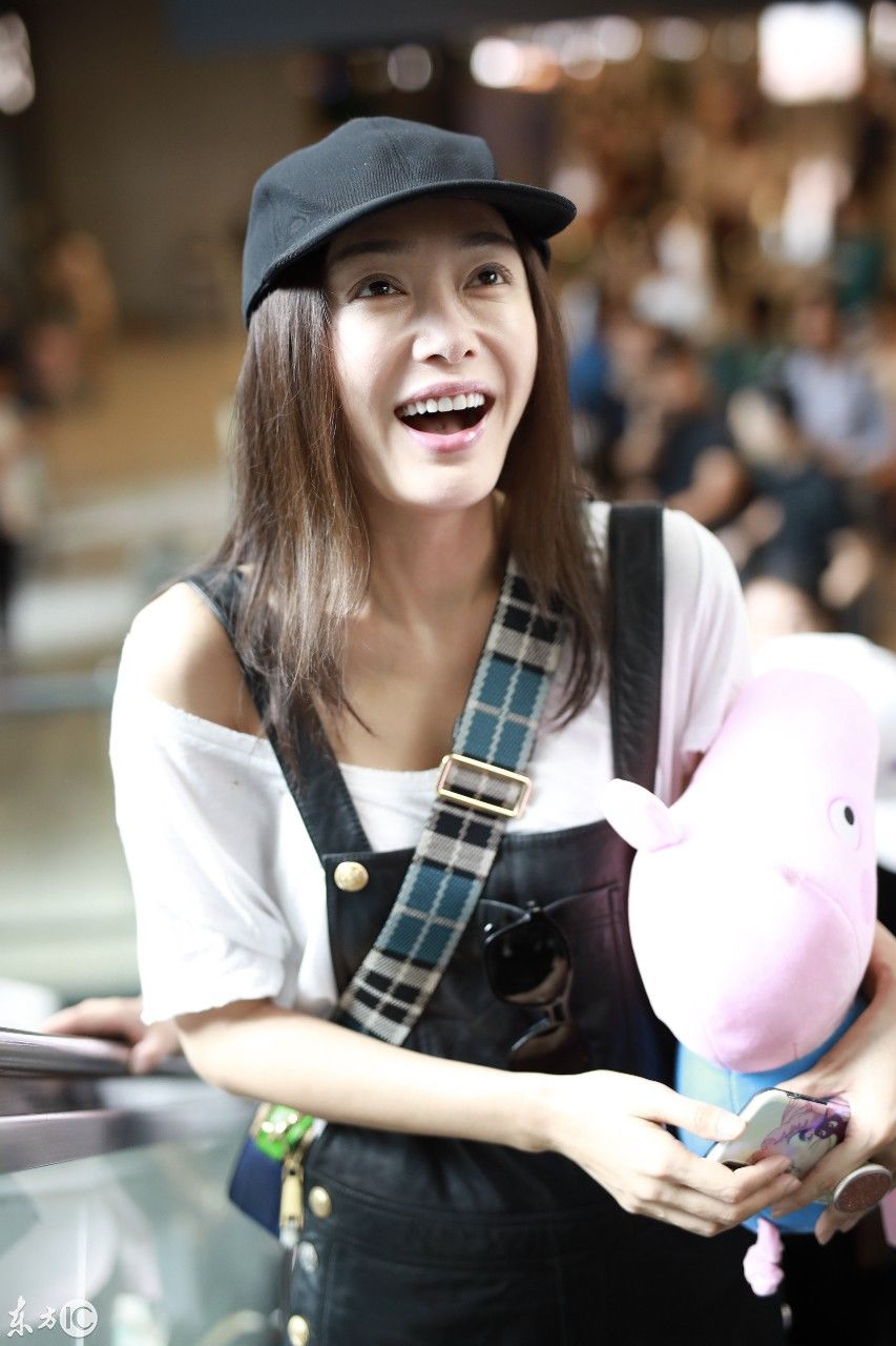 “富察皇后”秦岚素颜现身机场,脸这么大还这么美的也只有她了