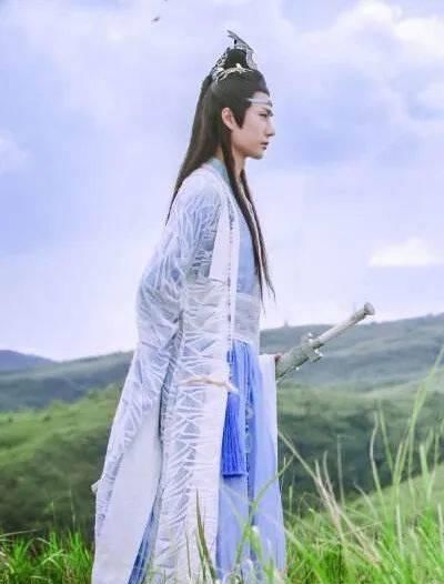  『吐血』王一博《陈情令》初始定妆曝光，脸大三八眉太辣眼，抹额让原著党吐血