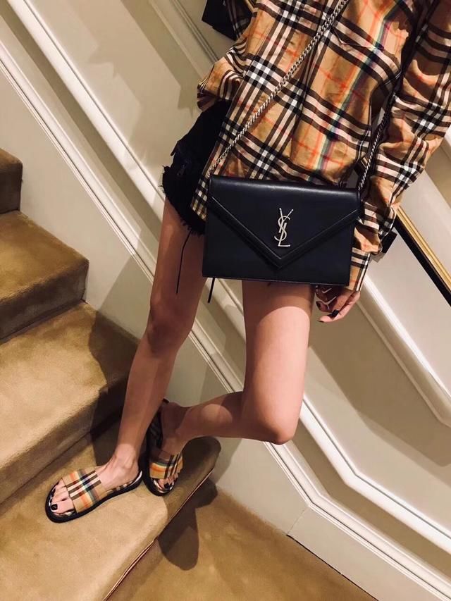 唐嫣化身清洁工 没有了平时的那些大牌时装跟包包 完全两个人