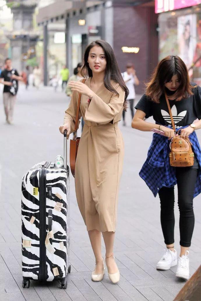 路人街拍: 穿着“睡衣”上街的小姐姐, 一举一动如同贵妇一般