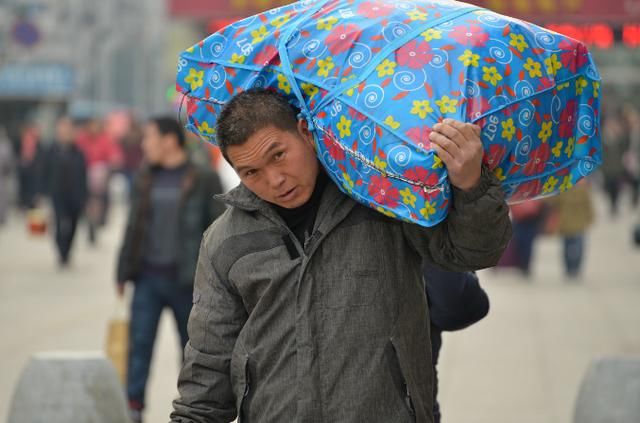 火车明明有饭菜，为何农民工宁愿不吃或者吃泡面，也不愿意花钱买