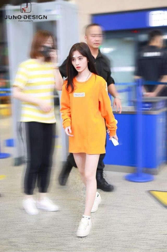 鞠婧祎为显腿长真拼,穿衬衫玩下衣消失,159穿出170既视感引注目