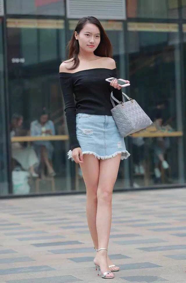 街拍丨发人深醒，为什么美女喜欢夹着腿凹造型?