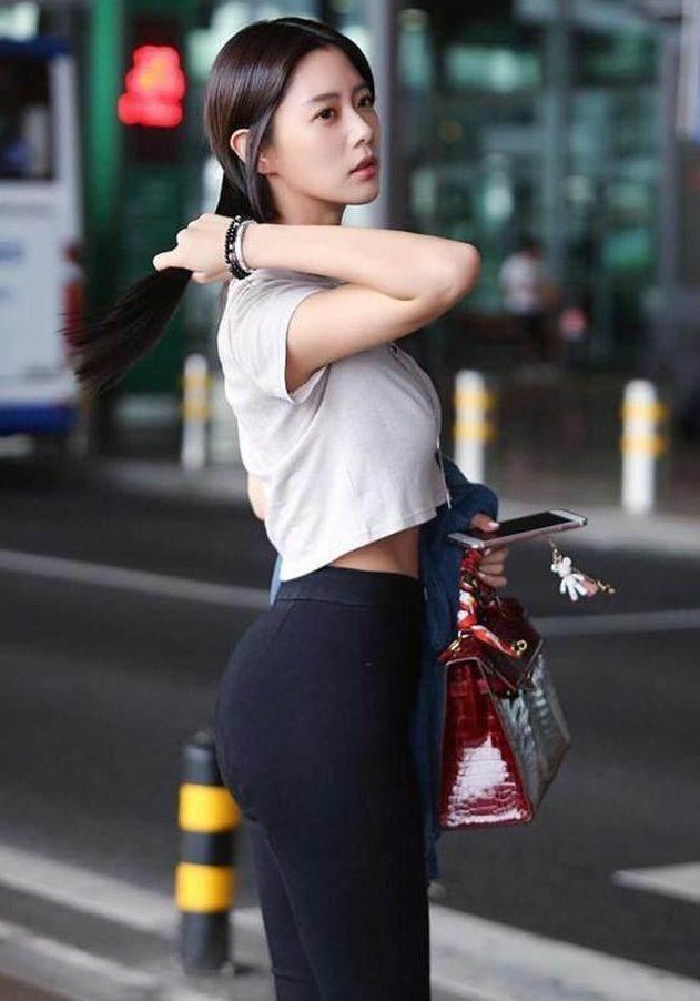 简约又很舒适的紧身的牛仔女孩，展现优雅高挑的身材，让人留念!