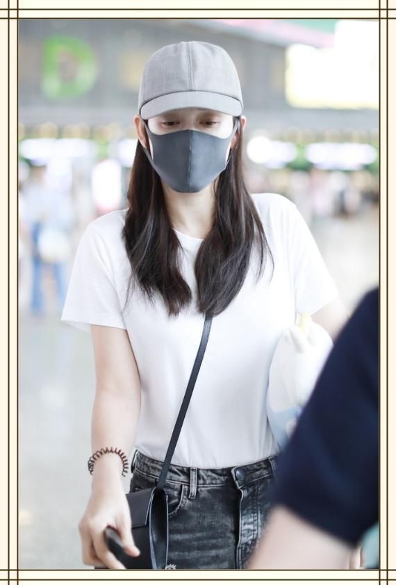 陈乔恩现身机场，竟穿了条80年代的牛仔裤，网友:我妈都不穿了