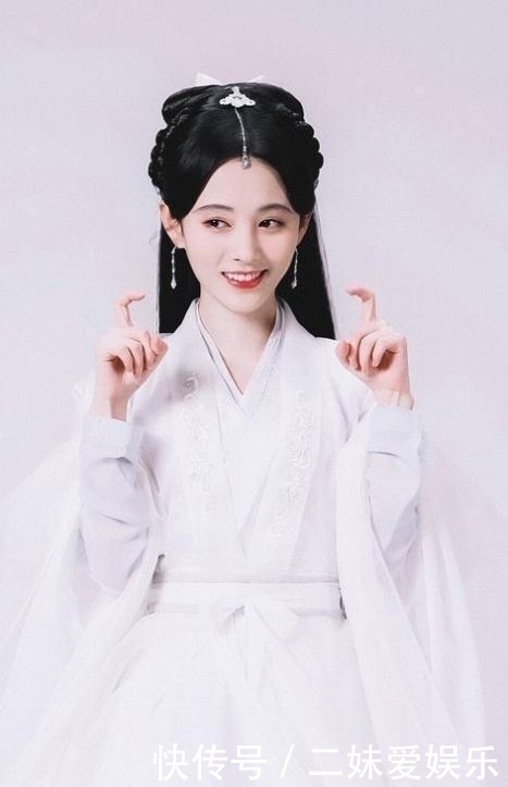 汉服:鞠婧炜穿汉服惊艳众人,力破白色汉服系凶服谣言,清新淡雅有气质