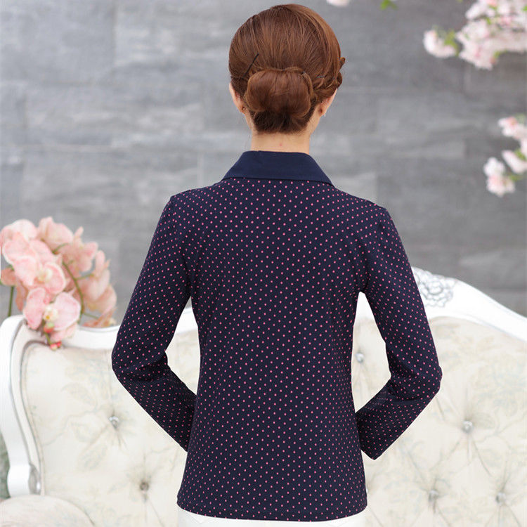 真好看!都舍不得移开眼睛，55岁妈妈穿新款“妈妈装”，巨年轻