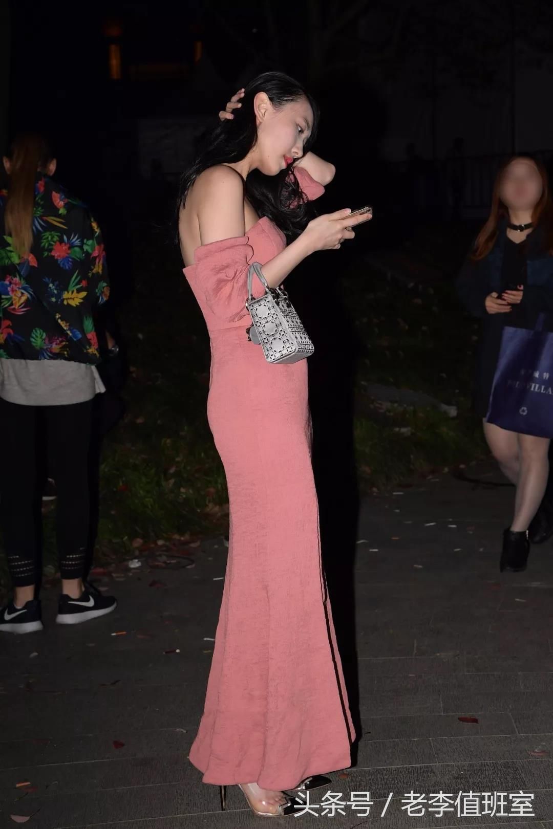 街拍:身材修长婀娜穿开叉长裙的宽胯翘臀的性感美女