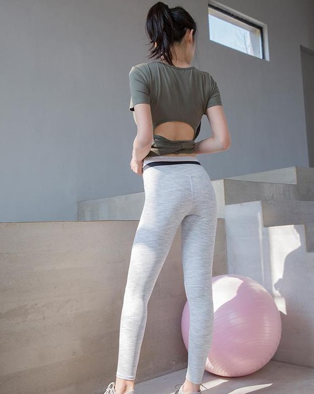 身材修长的打底裤美女，展现青春活力，非常显气质！