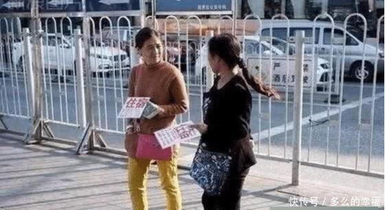 火车站总有好多“拉客”大妈，25块住一晚，这其中有啥“猫腻”？