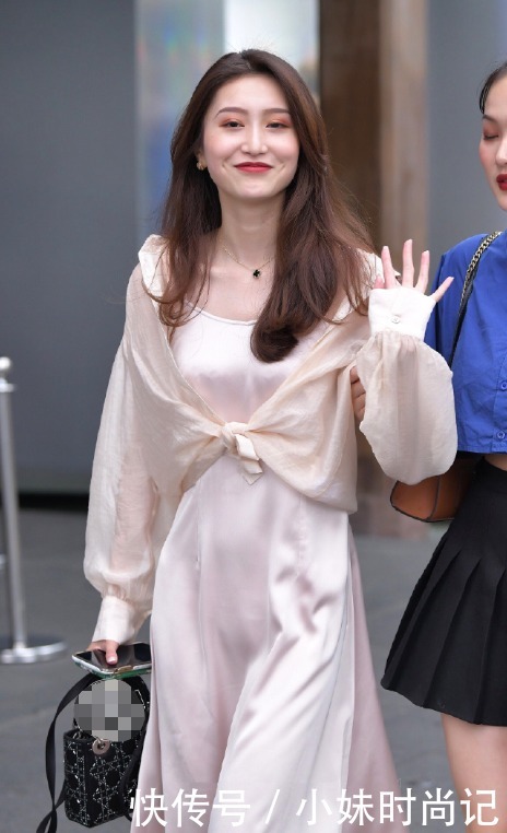  气质|虽然右边的姐妹腿更美, 可奈何差一双高跟鞋!