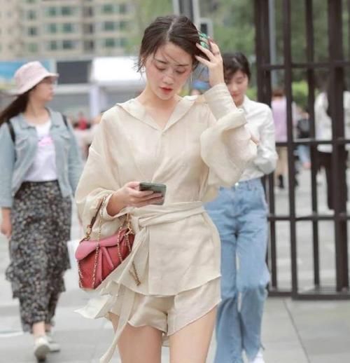  【美女】美女时尚街拍：身材苗条的美女，一条蓝色的连衣裙，时尚大方气质
