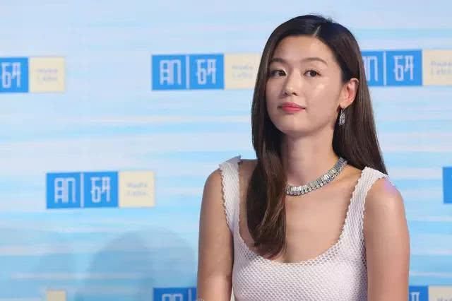 全智贤出席活动，穿低胸裙大秀性感，可肚子上那坨肉是什么鬼？