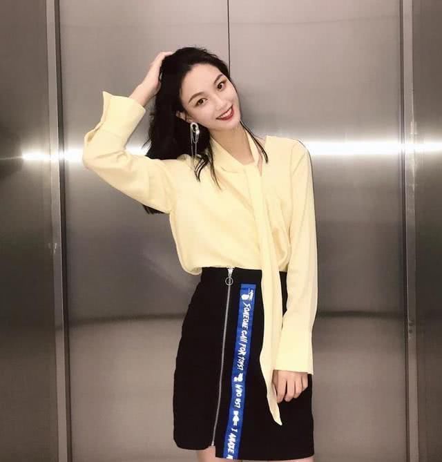 「气质」三木把“飘带衬衫”穿火了,百搭又气质,搭配印花裙美得刚刚好!