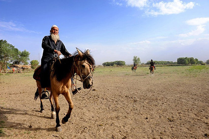 中国五大长寿之乡,即使年过90的老人在山路上依然健步如飞!