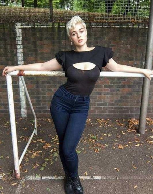 胖胖的身材，却有着一张神似梦露的脸，这个模特不简单!