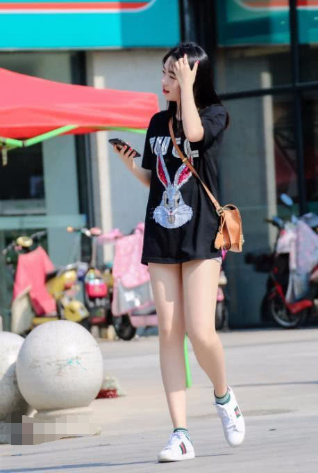 乖巧小姐姐时尚的服装，让小姐姐甚是迷人，可爱的表情很是吸引目