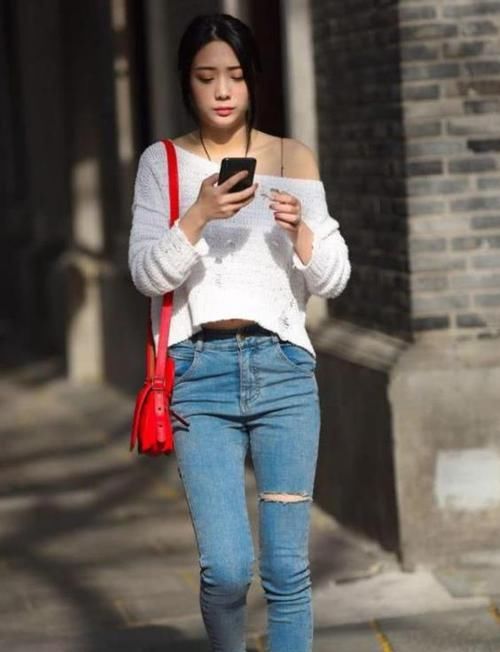  『蓝色』街拍：沉鱼落雁的美女，一件白色上衣配蓝色牛仔裤，时尚魅力气质