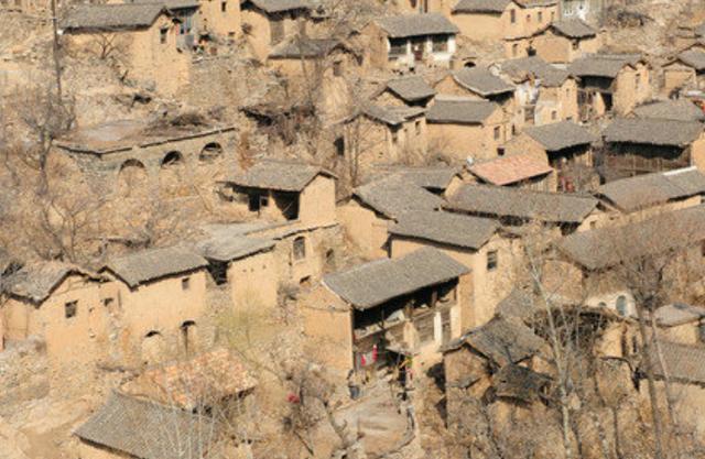 山西藏一“布达拉宫”,石头搭建成“别墅”,只剩老人独守村中