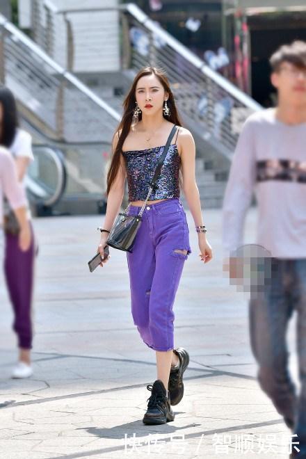 「 身材」身材高挑颜值高, 丰满身姿让路人侧目,素人街拍