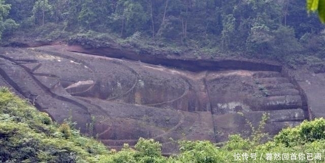 59岁大爷和乐山大佛拍照，无意发现佛像千年秘密，获国家嘉奖