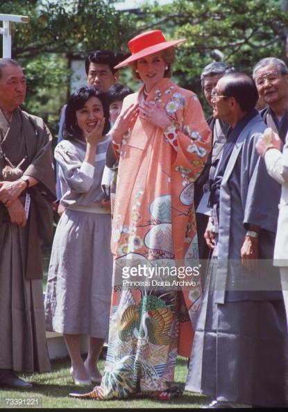 戴安娜王妃引领时尚，成为英国优雅之星，穿上和服美的不可方物