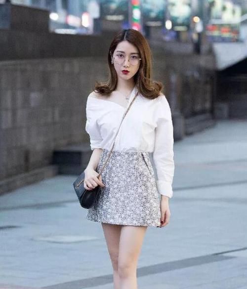 『天蓝色』养眼女神街拍:月貌花容的美女,一件天蓝色上衣配牛仔阔腿裤,时尚唯美