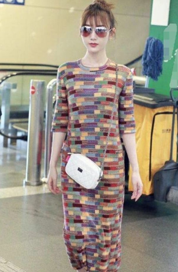 毛晓彤真会穿!吊带裙子上还有扣子,网友:就不怕开了吗?