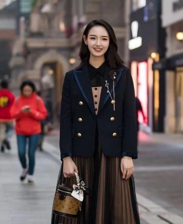 秋月|街拍:皎若秋月的美女,一件白色短袖配漏洞牛仔裤,时尚靓丽气息