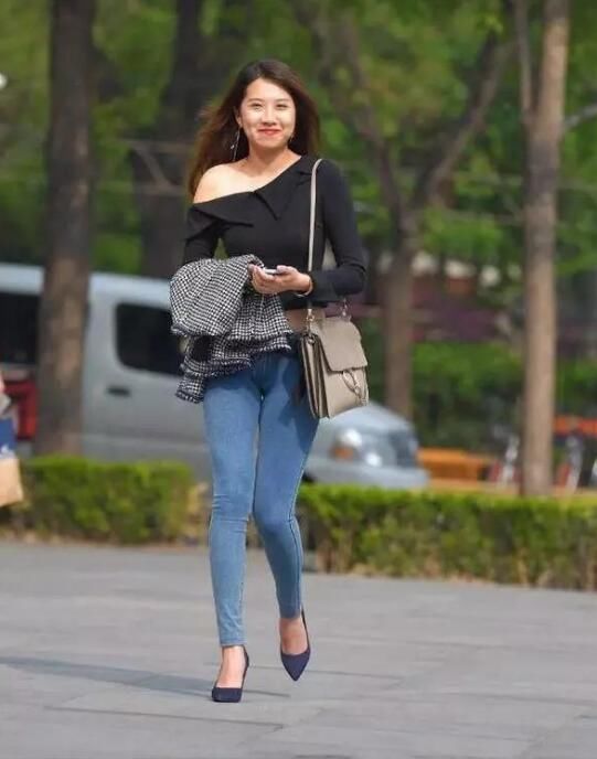 时尚的紧身牛仔裤美女，展现的身段优雅，美的妙不可言