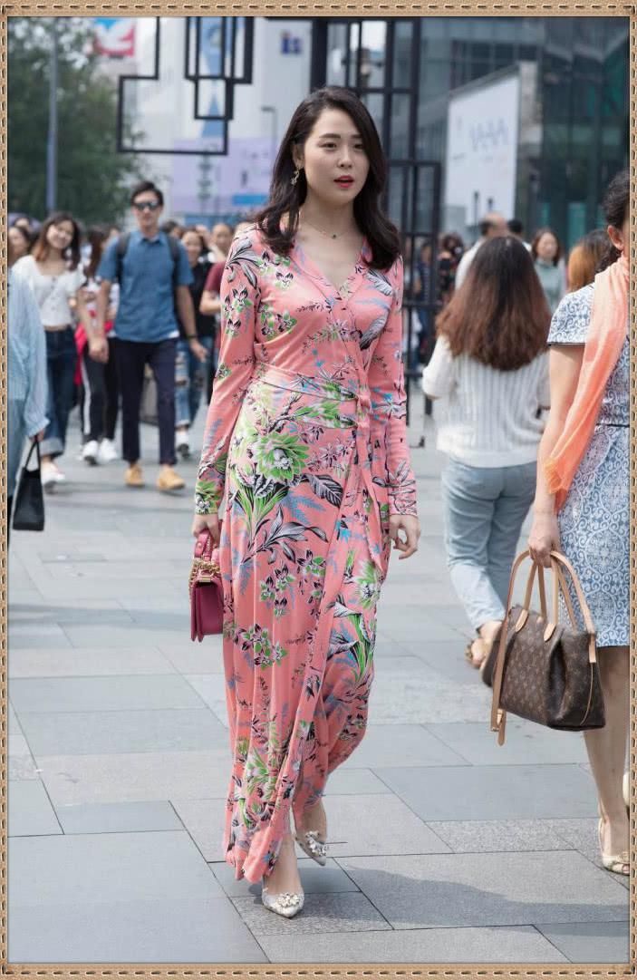 村花|这才是标准的村花吧？穿得花里胡哨的，一点也没有韵味美