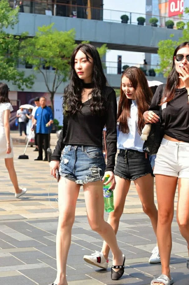 路边和友人闲聊的长腿小姐姐，高挑迷人的身材惹人爱