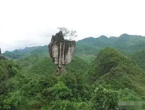 云南深山里发现一奇石,屹立千万年不倒,外形形似伫立的人